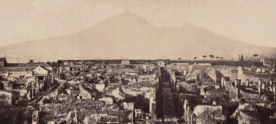 Scavi archeologici di Pompei con il Vesuvio sullo sfondo