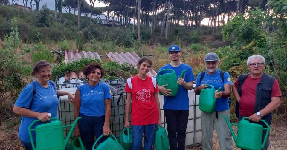 Volontari Primaurora portano acqua ai giovani alberi sul Vesuvio